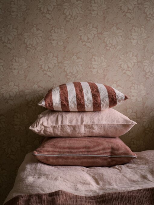 Acanthus Wallpaper In Pink